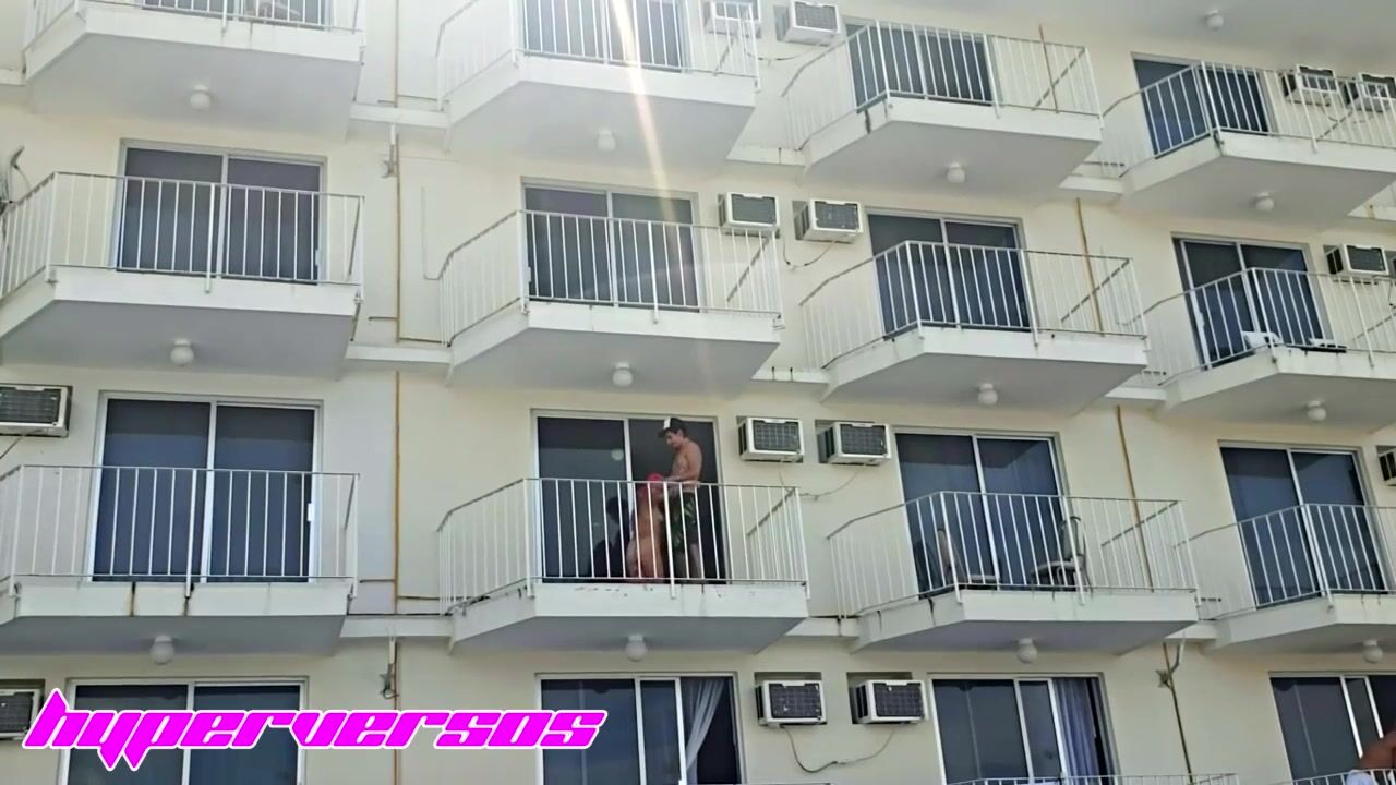 Parejita caliente se pone a follar en el balcón del hotel en Acapulco, la camarera