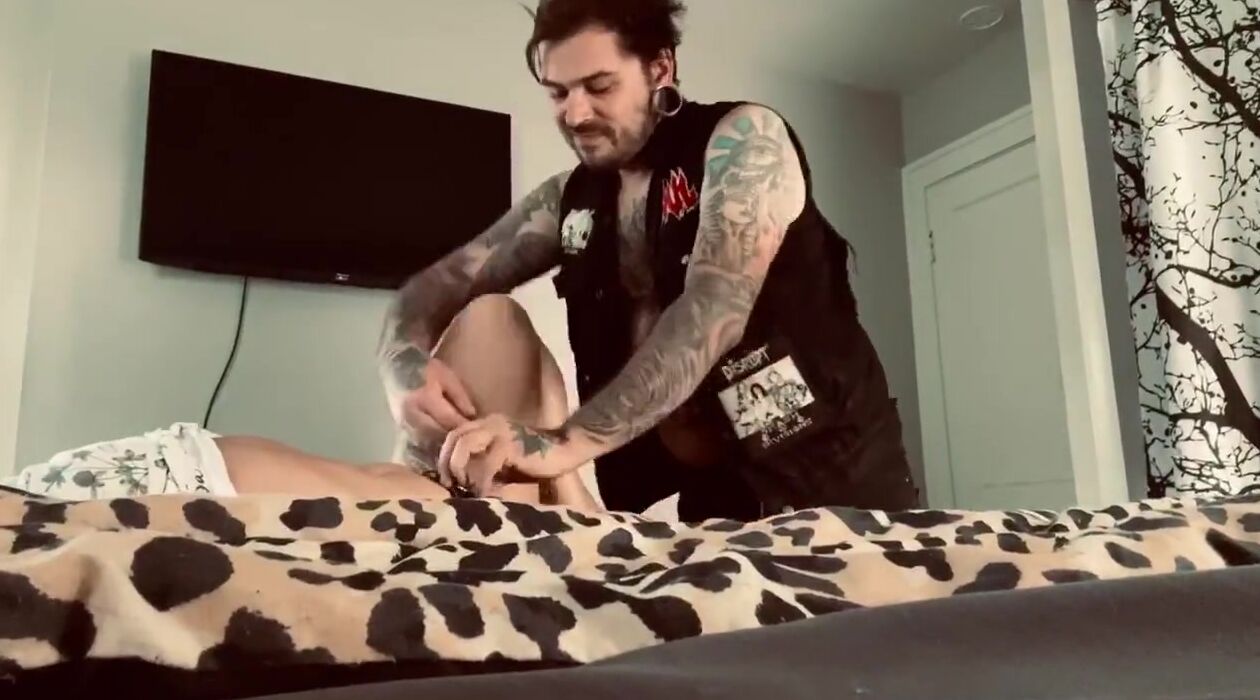 Inked Emo Boy Fucks Tatted Emo cunt with mouth from behind after she Getting