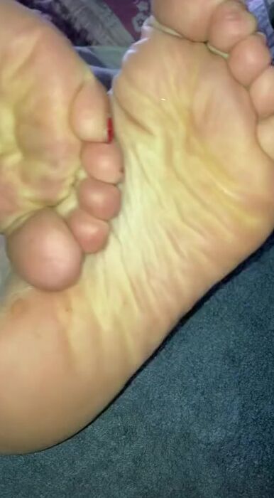 Cum on toes