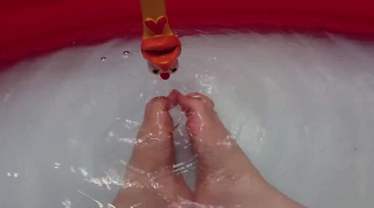 Having Fun inside the water with my toes