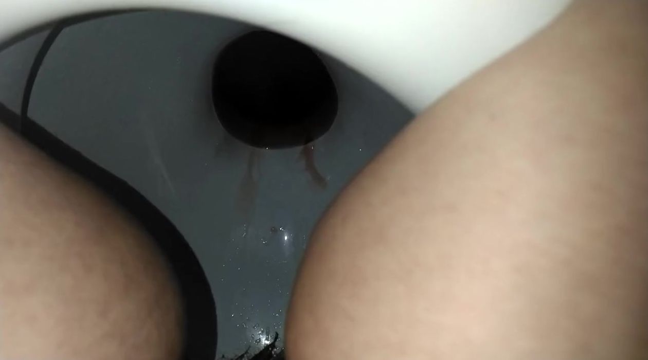 bimbos's secrets - What a woman sees inside the bathroom