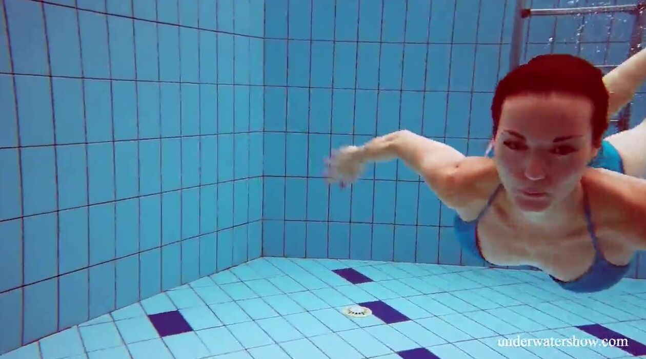 Tight blue swimsuit goddess Martina into the pool