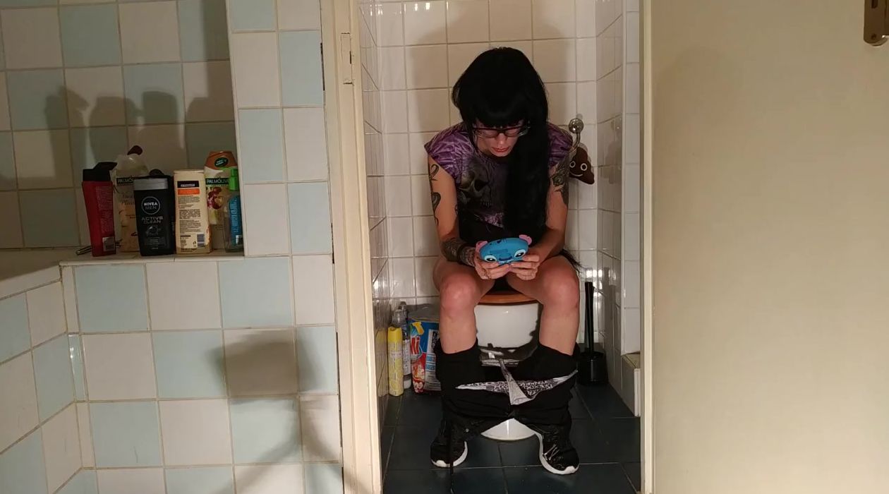 Goddess gothic 19 year old peeing & crap while play with her