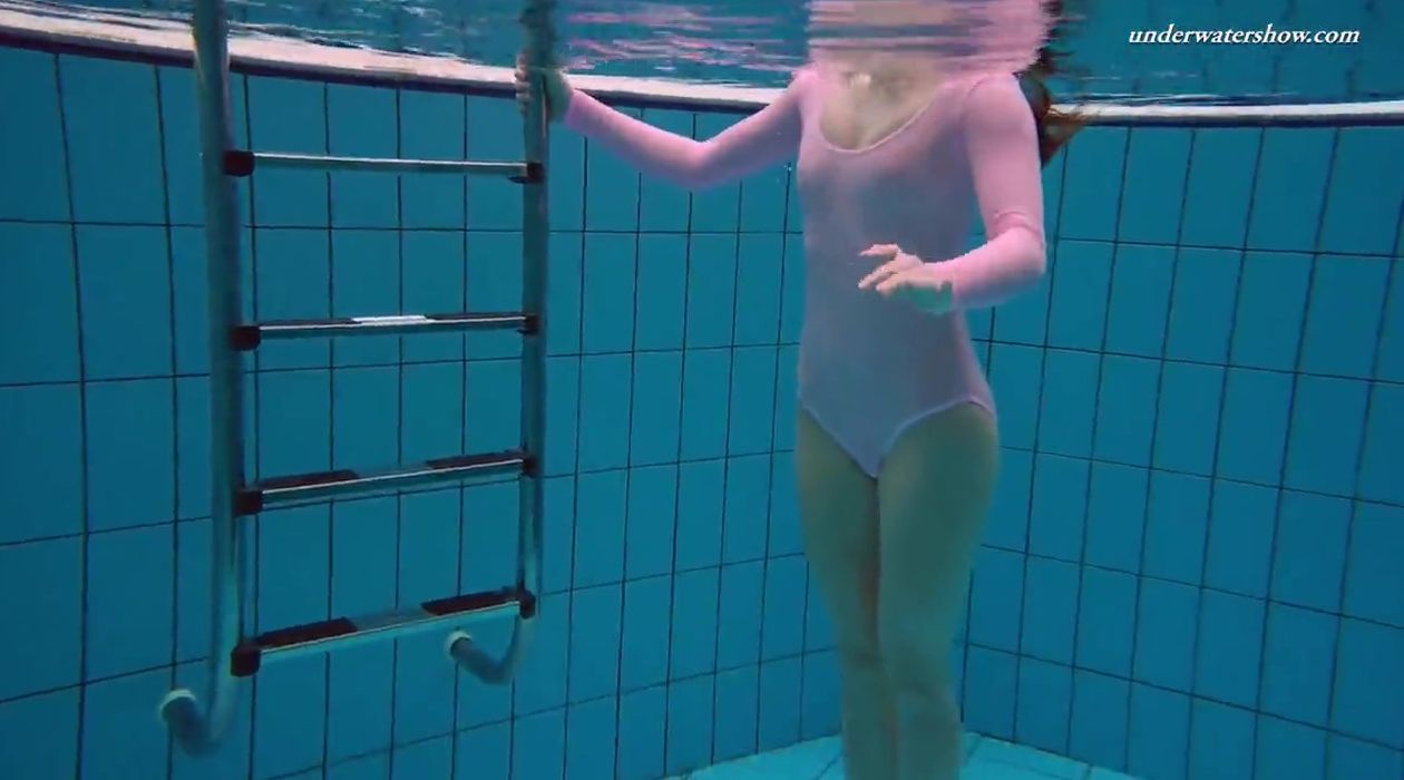 Pink swimsuit Hottie Liza Bubarek stripping underwater