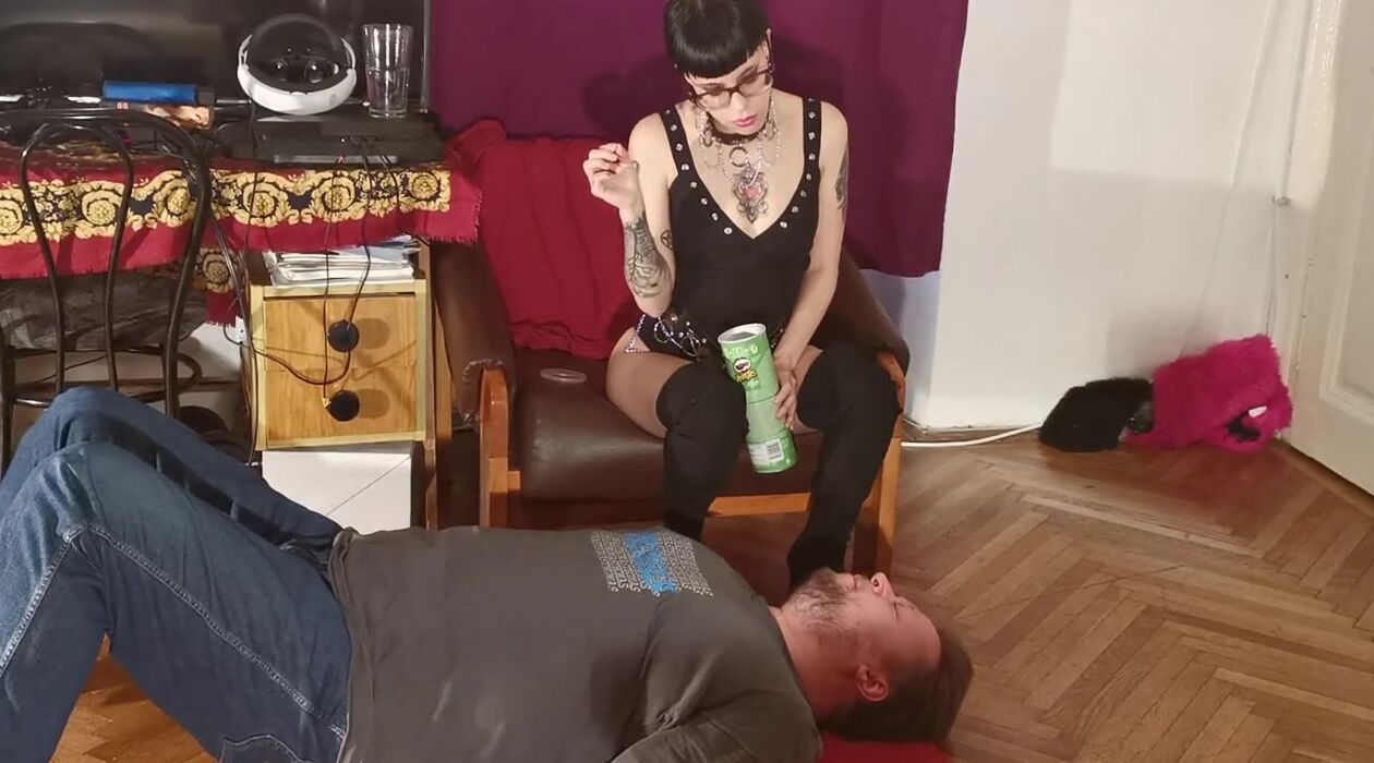 Slender gothic dominatrix feeding her sub mouth to mouth pt1