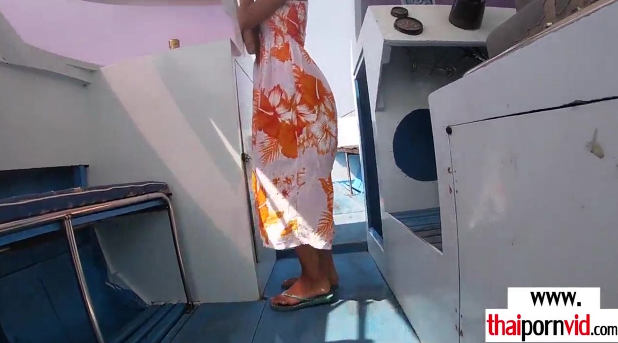 Slender amateur Thai teenagers Cherry plowed on a boat public inside doggy style