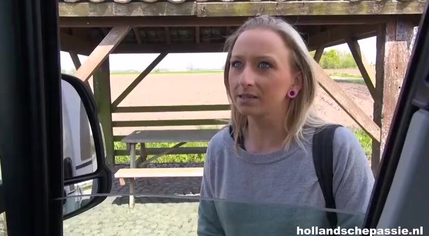 Blondje krijgt een ritje inside de sex camper