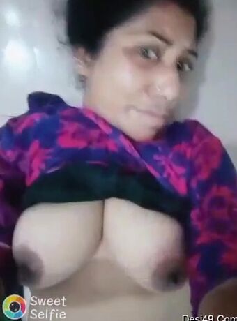 Bangladeshi bhabi showing her boob's and snatch her gf