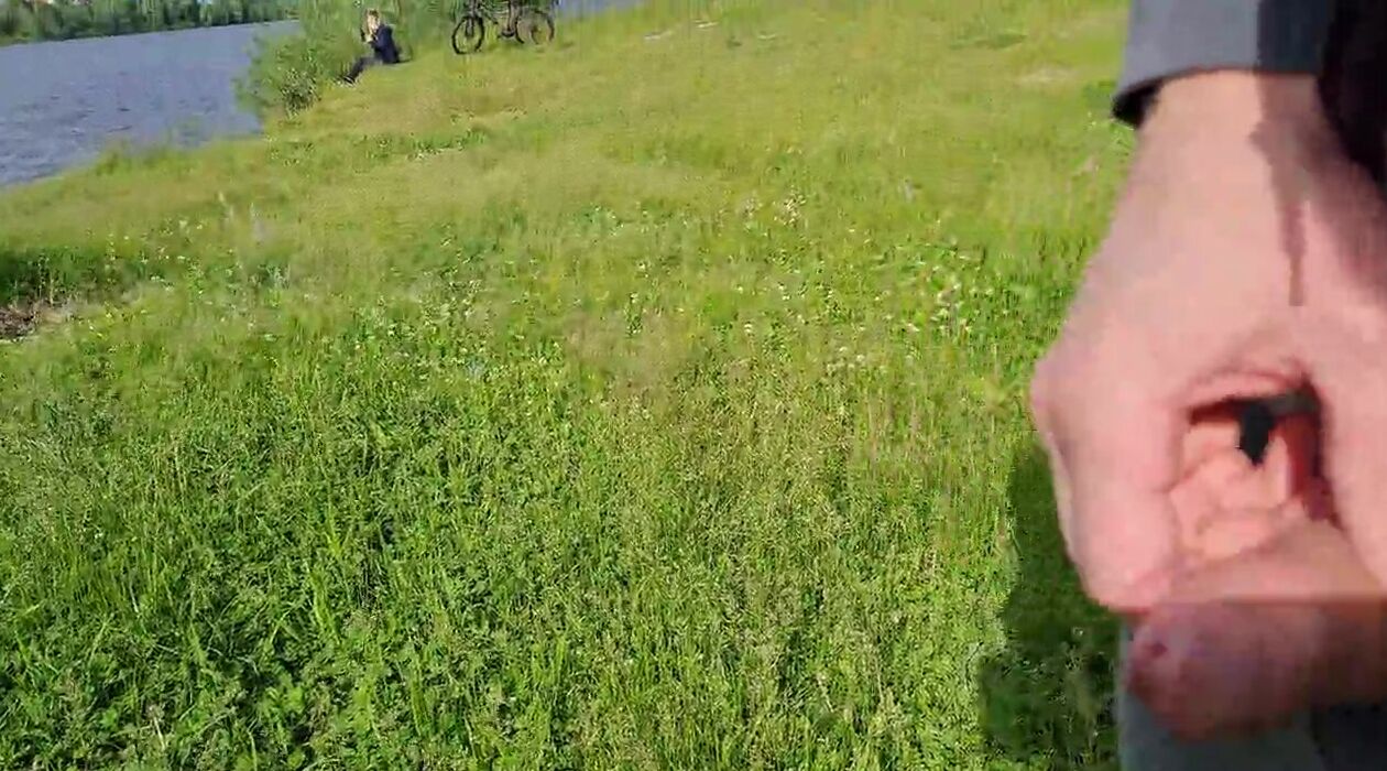 Man Outdoors Flash Penis and cummed near blone bimbos