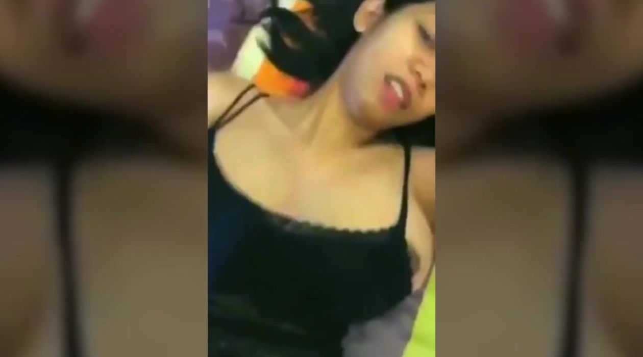 Bebes Tetek - Crazy Sexy Malaysian Jugs on this big tit bimbos.