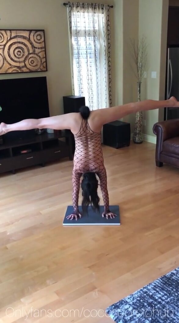 chinese Nude Handstands