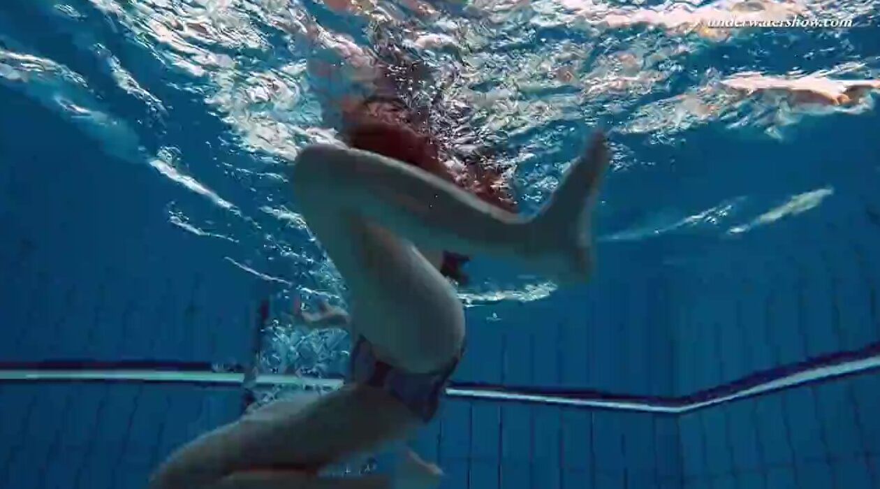 Inked Bombshell Liza Bubarek showing her nude booty underwater