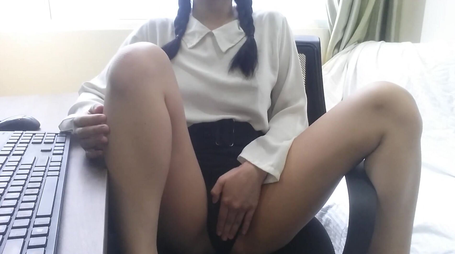 Filipina Japanese High School Schoolgirl Having Fun with her Cunt into Dad Office