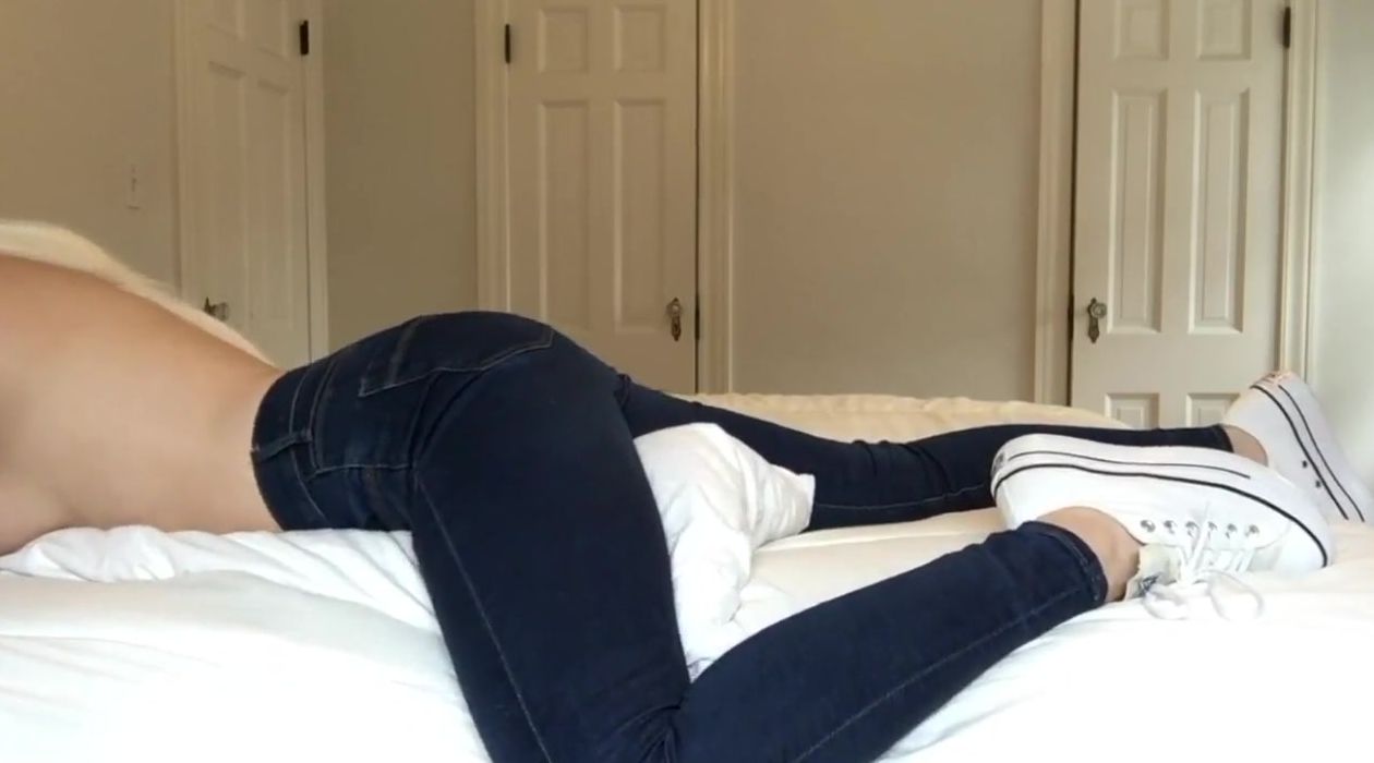 PILLOW HUMPING INSIDE HER TIGHT JEANS