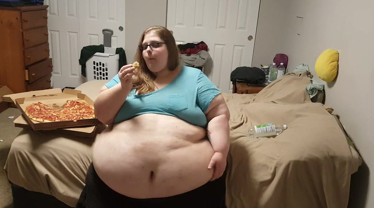 Ssbbw eating pizza