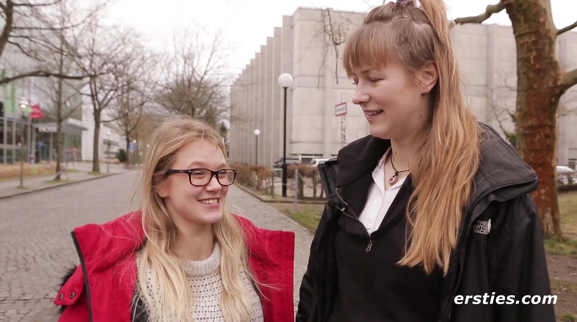 Die Studentinnen Holly & Ida Treiben Es inside Der Bibliothek