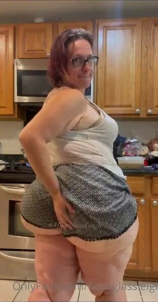 Juicy Huge booty Cougar inside the kitchen