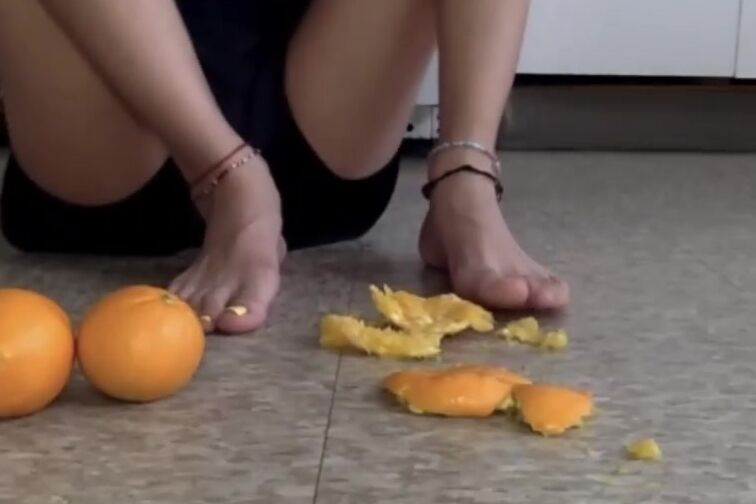 (@MariposaPies) my Foot own you Sub - Toes Crushing Oranges - Ball Popping Threat