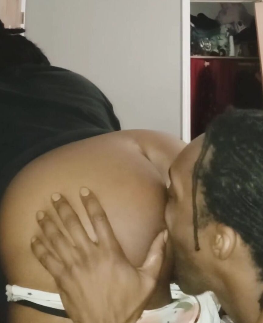 Huge Ass Black Queen: Worship my Booty i'm on the Phone