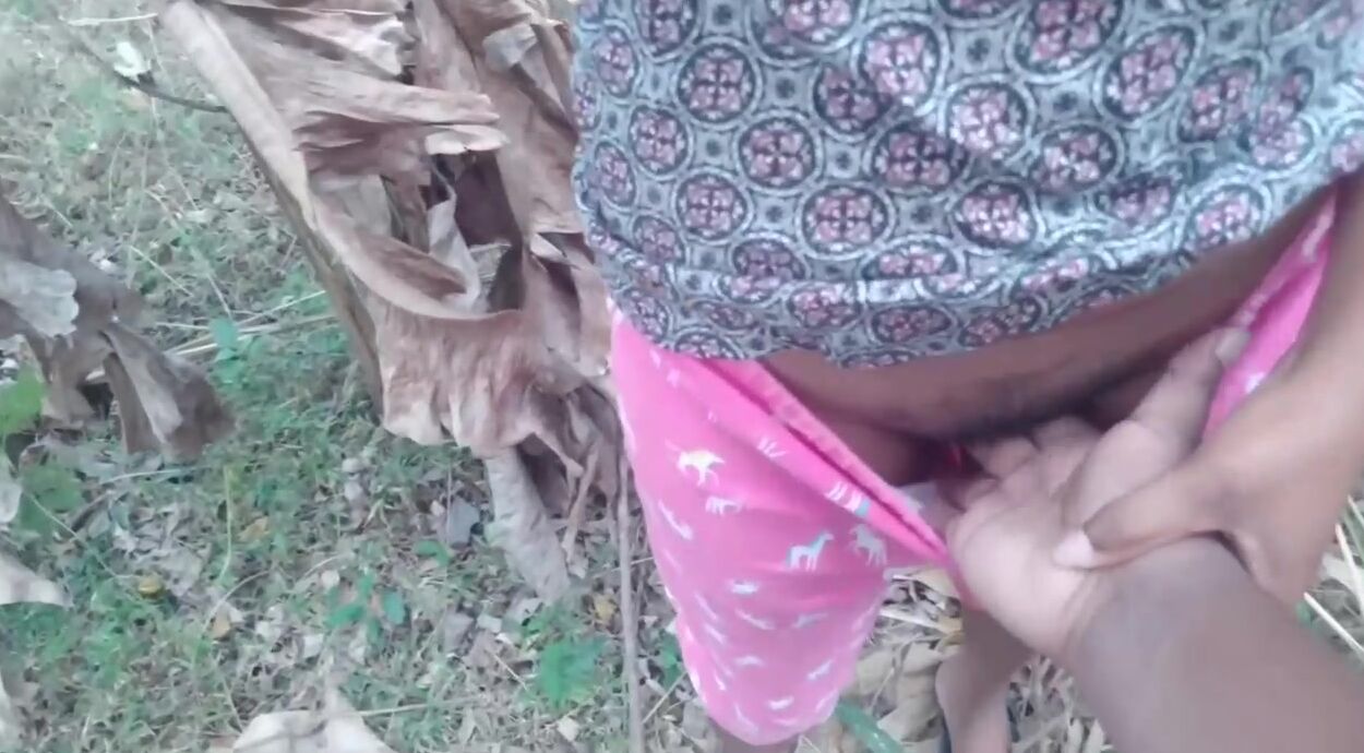 Sri Lankan RISKY PUBLIC Jungle Sex with Irresistible cunt with mouth