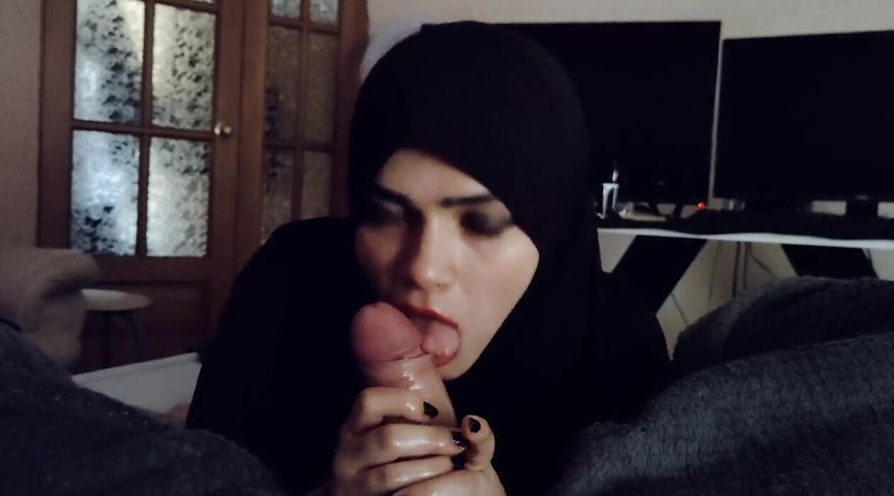 Muslim chick blows and stroking