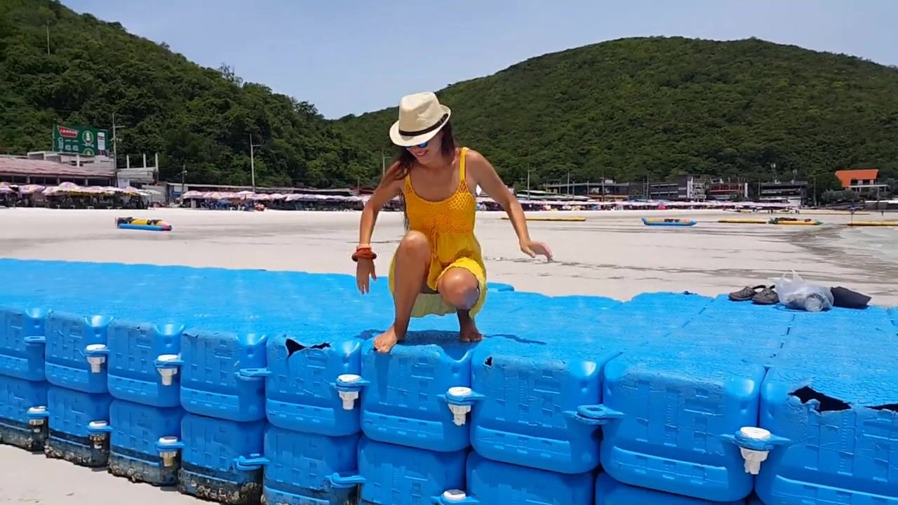 Up Yellow Dress NO UNDERWEAR into Outdoor # Bull Plug Flash at the Beach