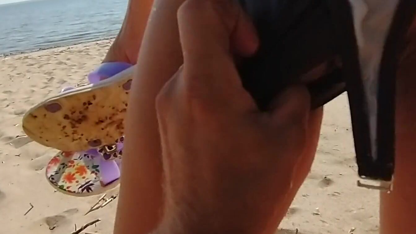 What the Hell is he Doing? Caught a hot on a Outdoor Beach