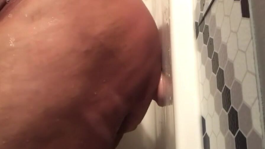 Lusty CD Pegs herself into Shower