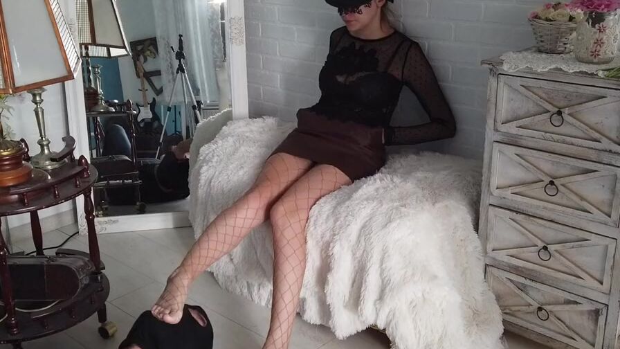 I worship her fishnet pantyhose toes