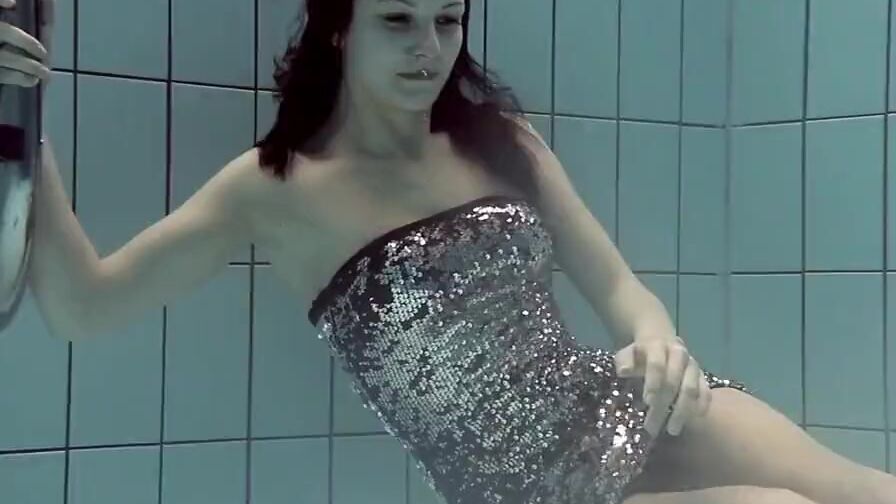 Loris Licicia bouncing her boobies underwater