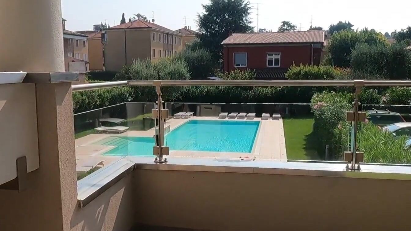 Troia Italiana Fa un Pompino Sul Balcone Della Villa Al Mare (INGOIA TUTTO)