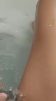 Cheeeeekymissy shower oral sex play