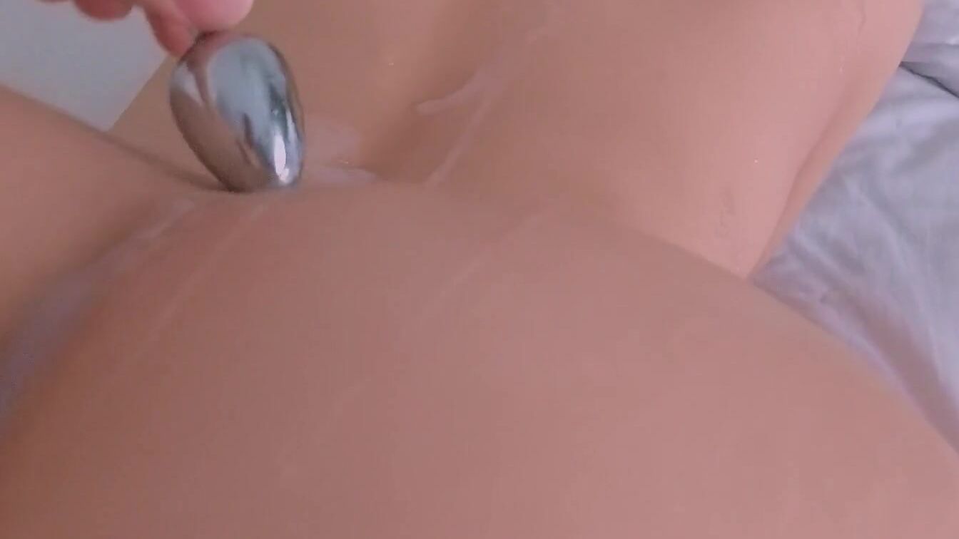 Gigantic Butt Hottie on Anal Plug Getting Turned On and Wants to Screwed