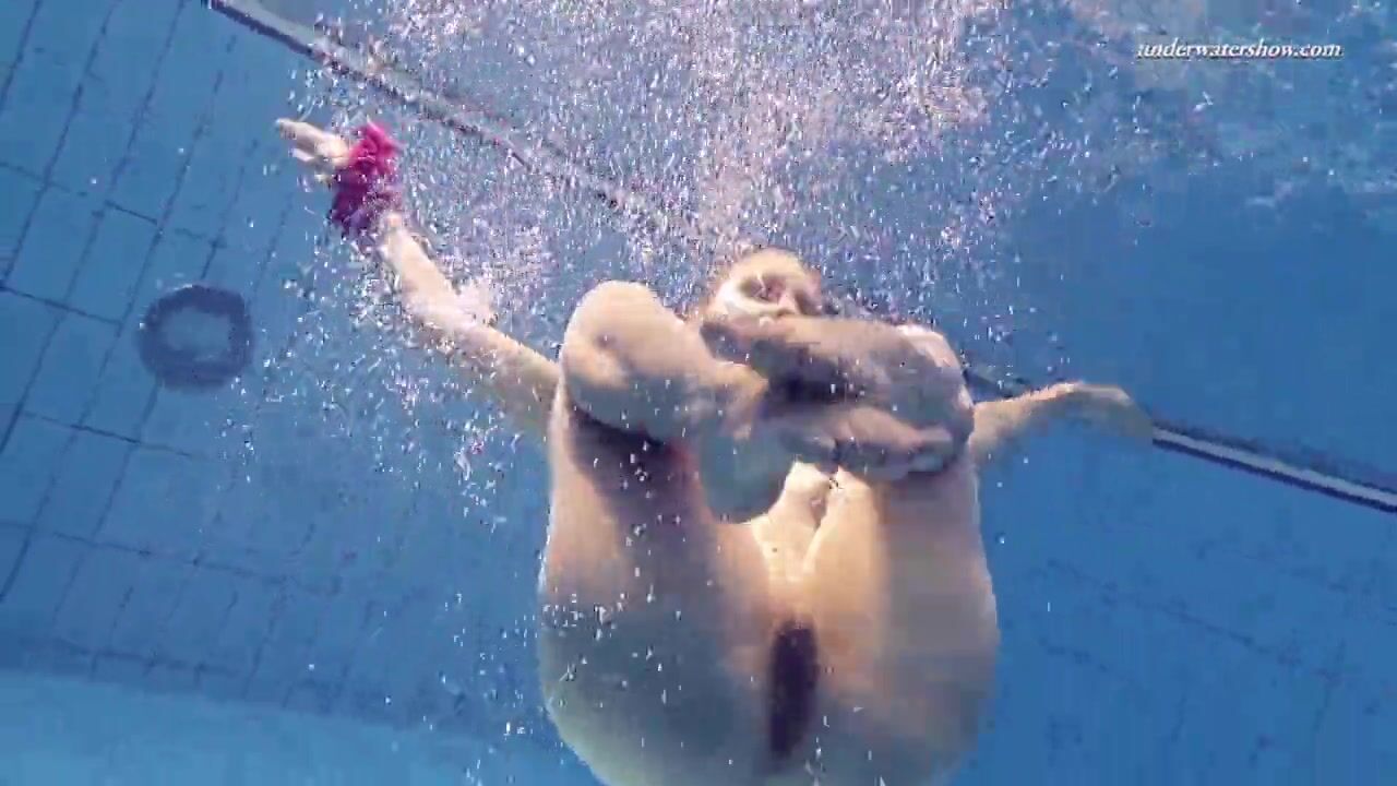 Elena Proklova spreading legs underwater