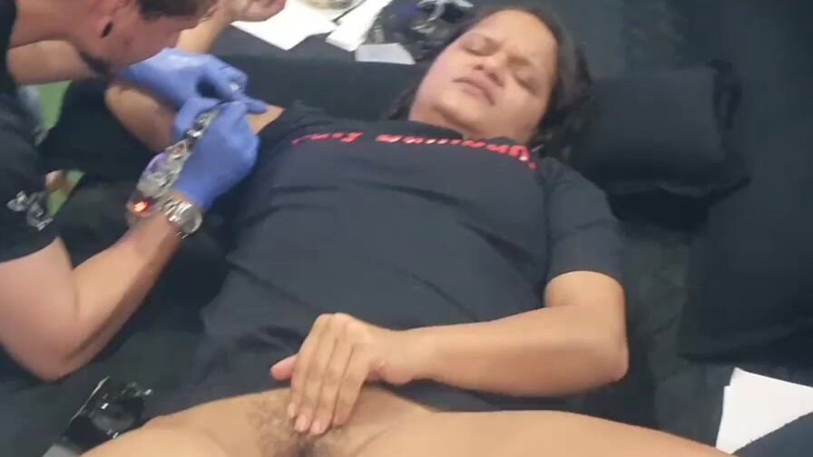 Paty Booty pays tattoo with her massive Xerecard to German Tattoo Artist. Gatopg2019