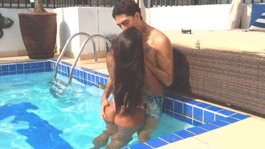 Chris and Lunna Vaz fucking Bombshell inside the pool (2 cameras)