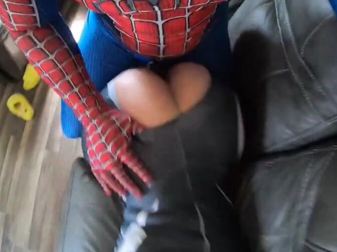 Spidey bussin cheeks on the couch