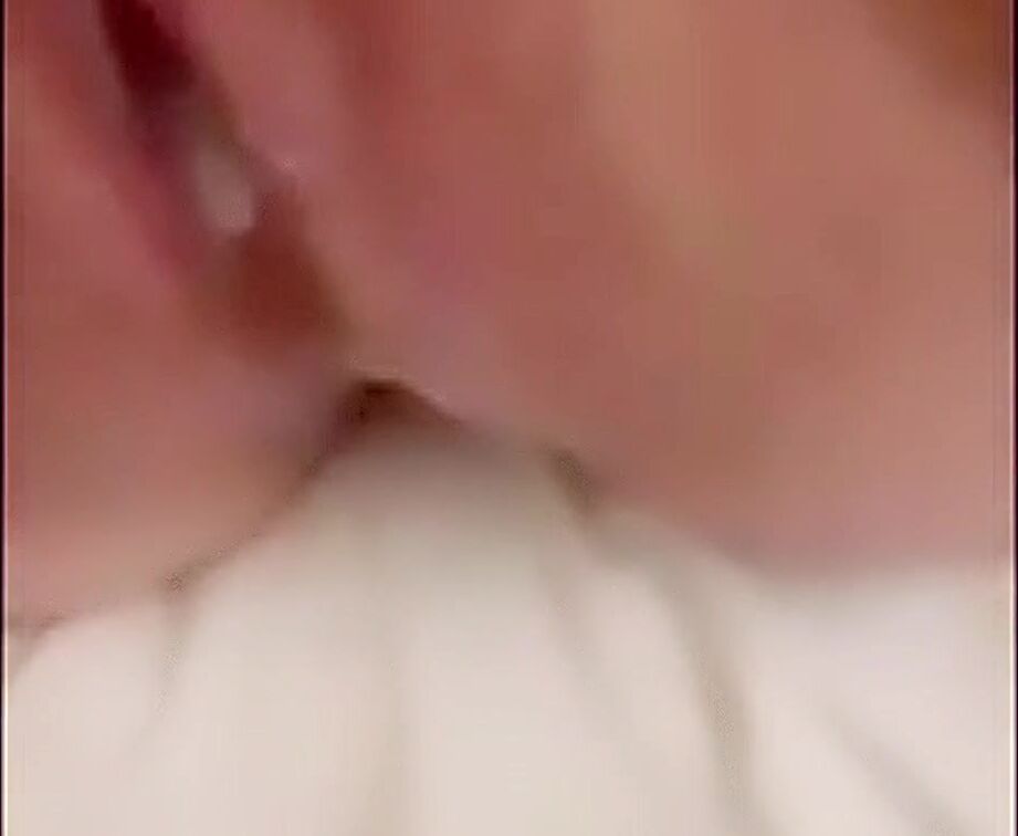 Amateur BBW eating jizzed