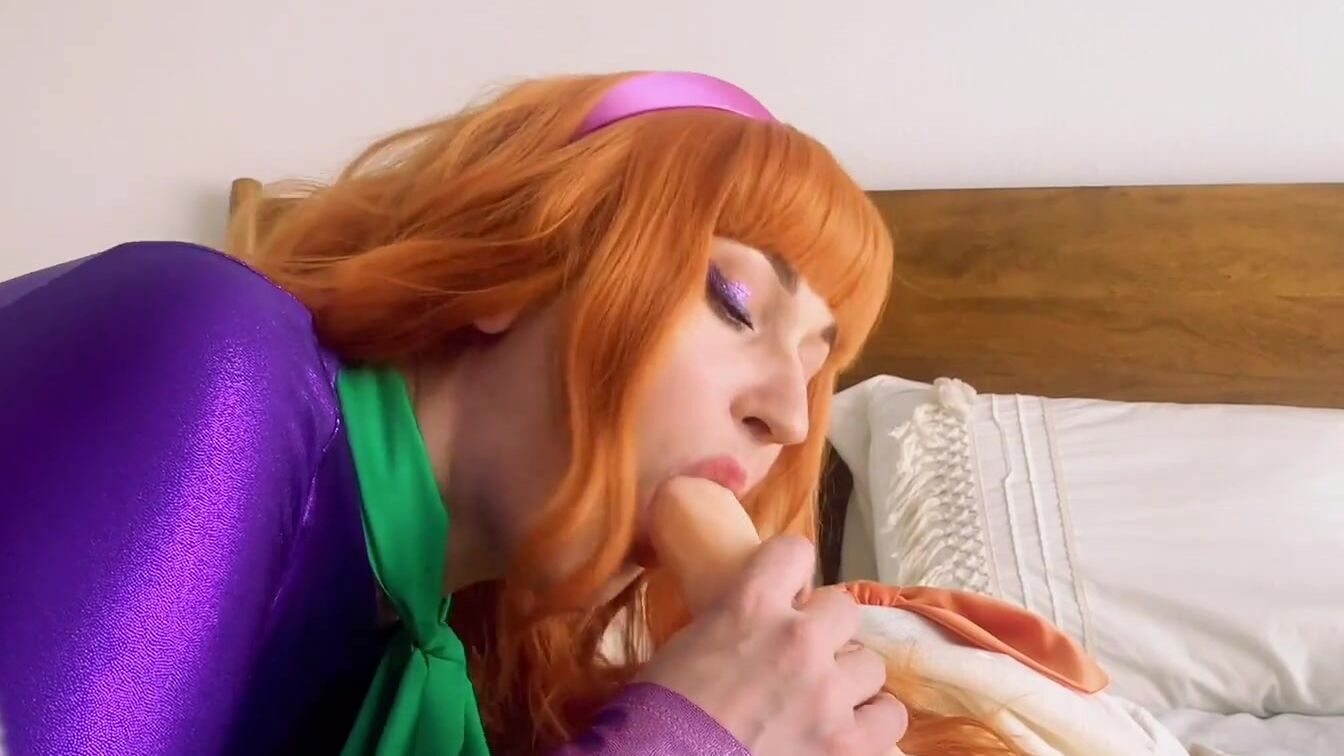 Velma Spies On Daphne Fucking Fred