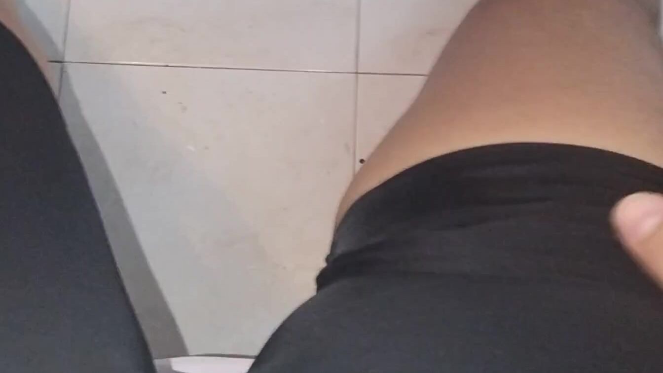 Colombiana caliente masturbándose en su trabajo