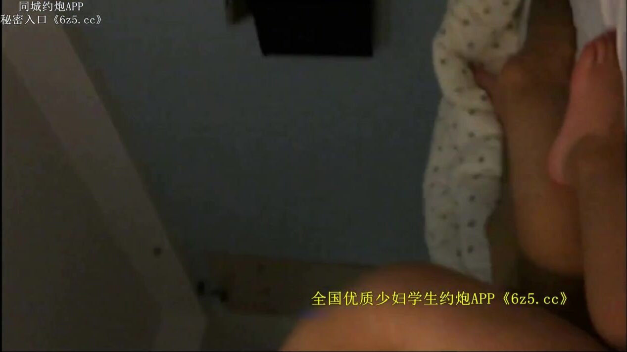 外表清纯美乳漂亮妹子看不出来内心如此放荡肉棒吃的津津有味j8边插自己还边揉阴蒂娇喘说好大好深不要