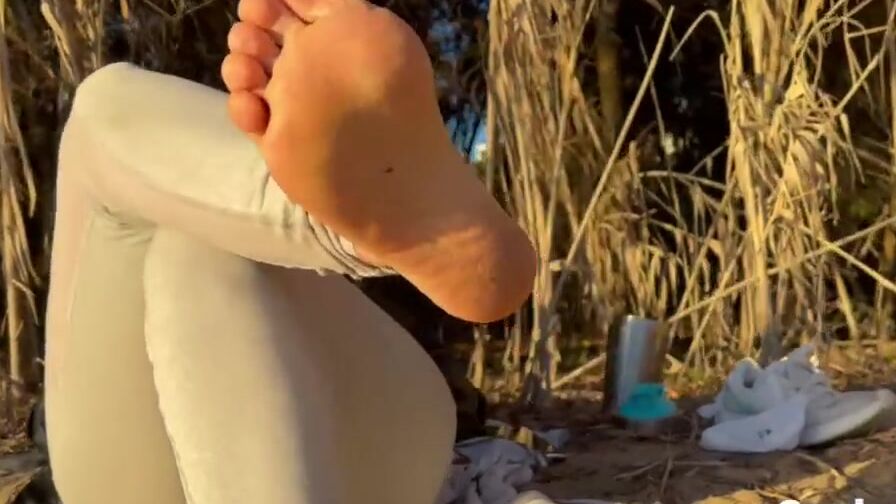 Bae toes On the beach enjoy my soles and foot and Cum !
