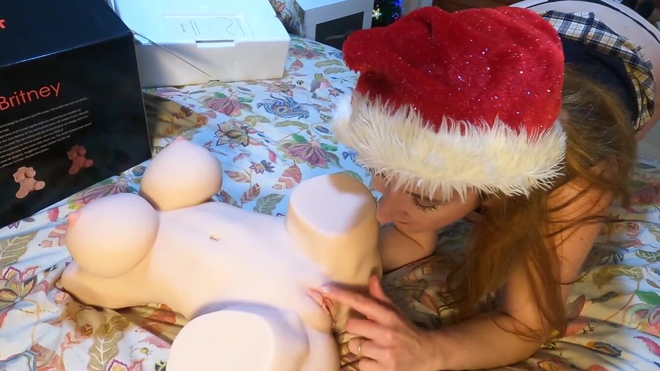 Mi primer experiencia lesbica con una muñeca Tantaly acaba en trio navideño con mi compañero de piso