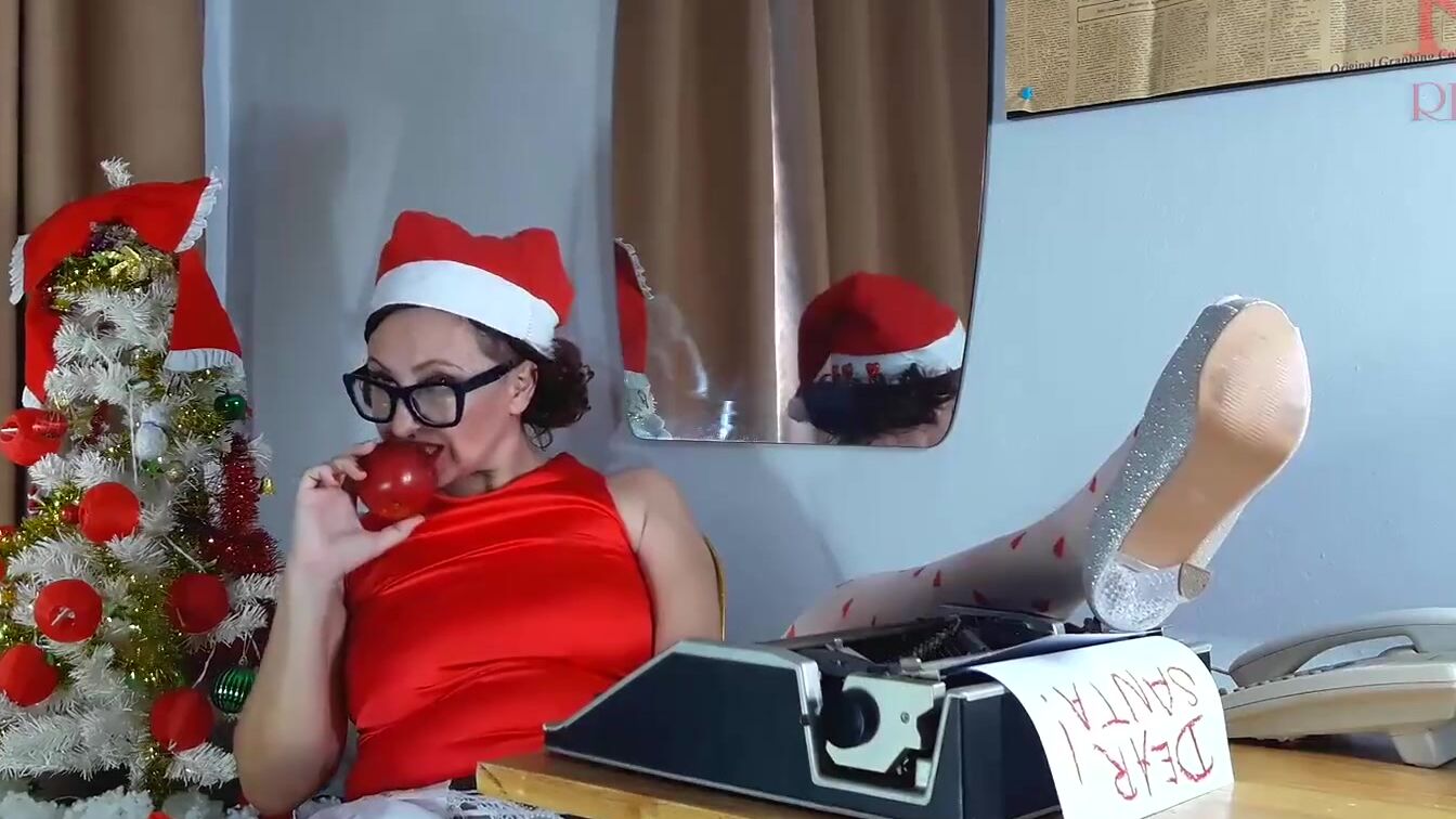 Now I'm a little helper of Santa! :-) Merry XXXmas! Regina Noir inside Santa's office one