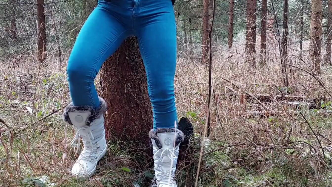 Mädchen alleine im Wald, Masturbation versteckt hinter einem Baum, denkt daran das sie jemand fickt