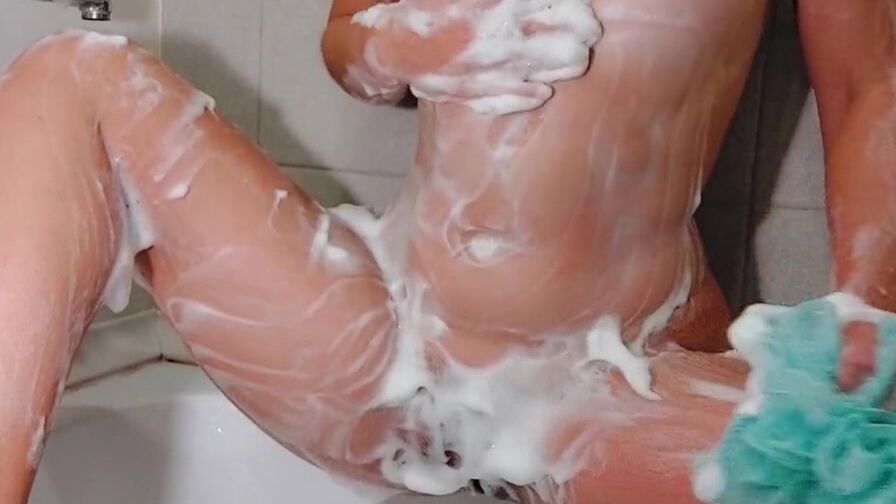 Shaving my cunt inside the restroom