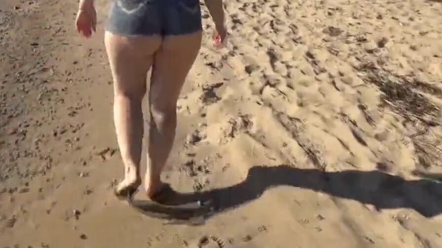 Gigantic booty into shorts on the beach