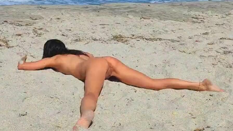 Bae Victoria is masturbating on the beach.