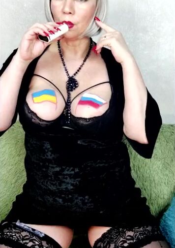 The luxurious Russian mom AimeeParadise opposes the war and give