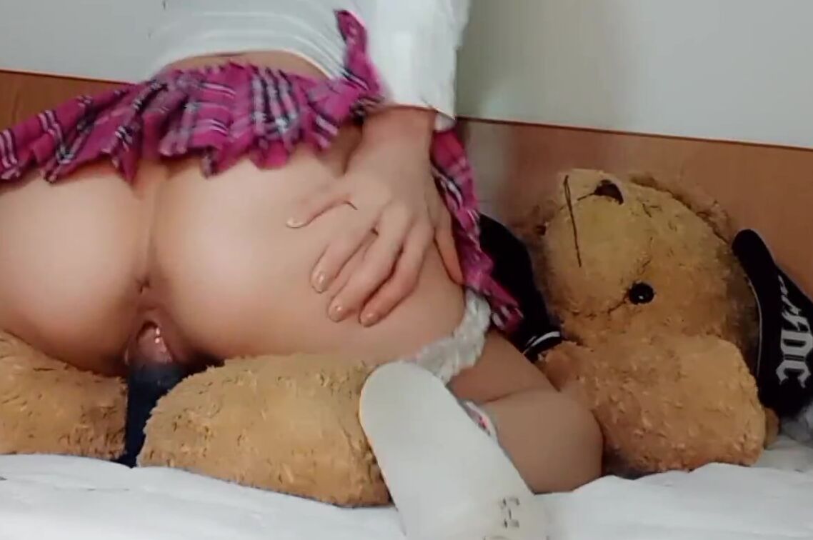 Round Booty Teenie Fucks Her New Daddy Bear